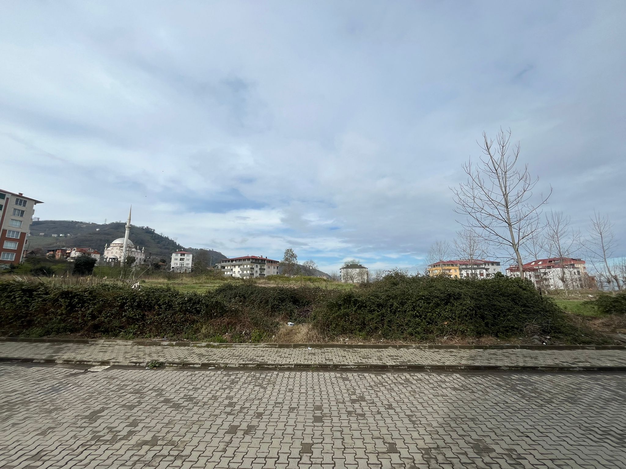 MABEL'DEN SATILIK ARSİNDE CADDE ÜZERİ GENİŞ DÜKKAN